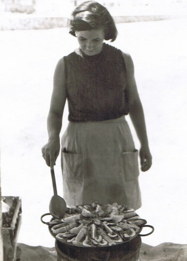 Rosalía haciendo paella